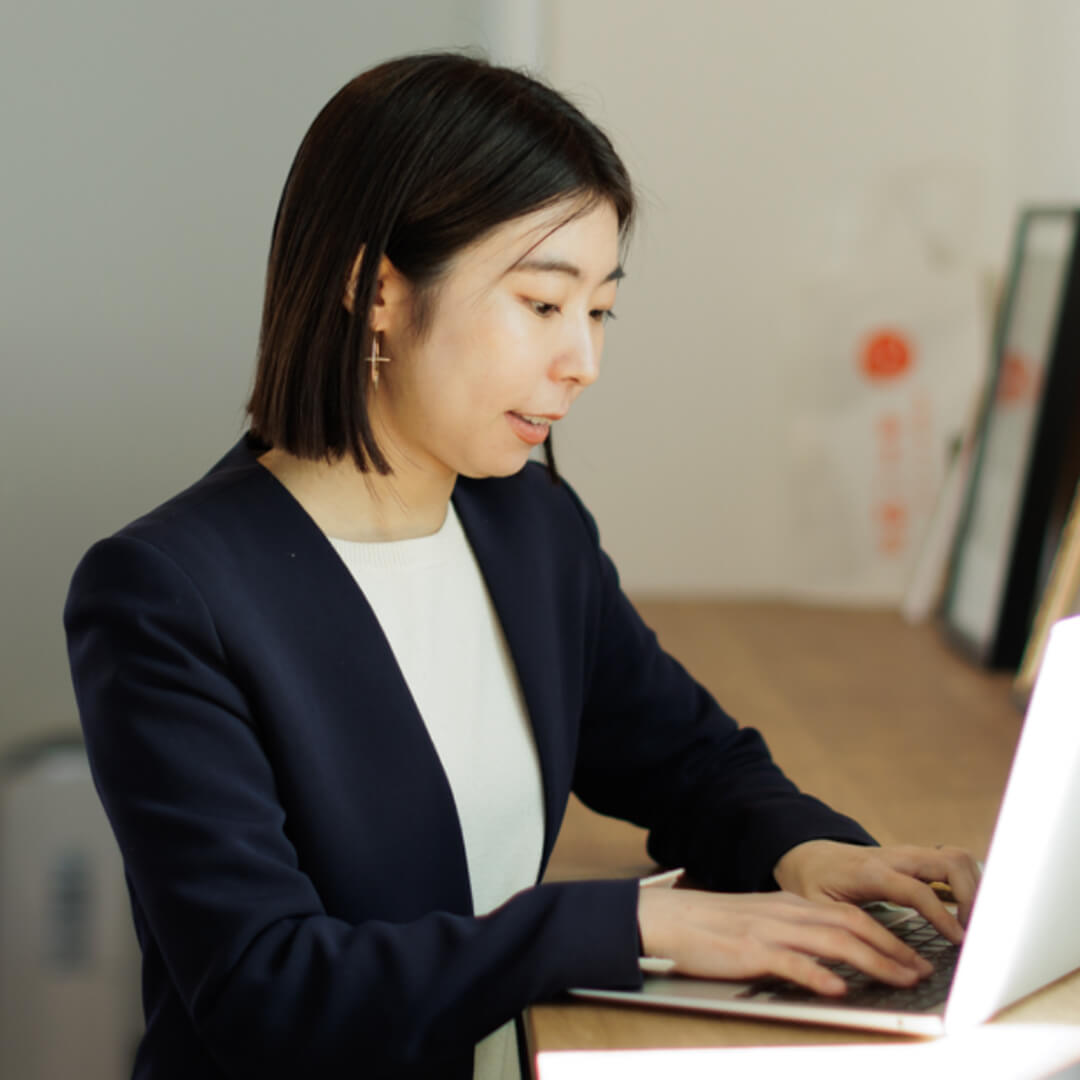 ノートPCに向かい、落ち着いた環境で業務に集中する社員