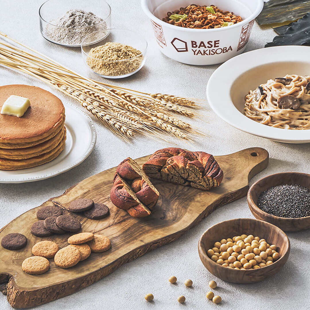 ベースブレッド、ベースヤキソバ、ベースクッキーなどの商品と原材料の集合イメージ